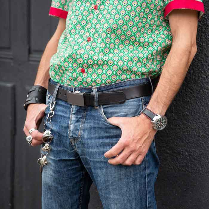 ceinture en cuir noire portée