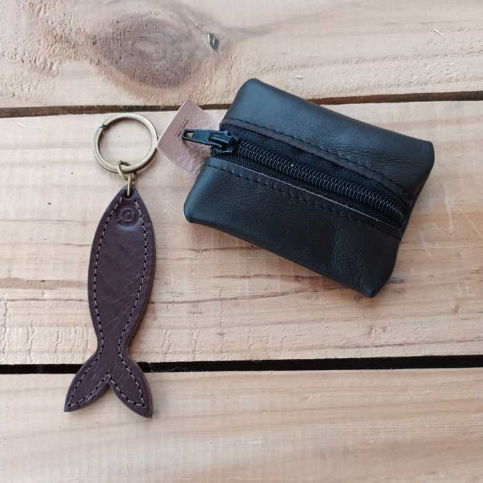 Visuel ensemble en cuir marron. Porte-monnaie et porte-clé poisson