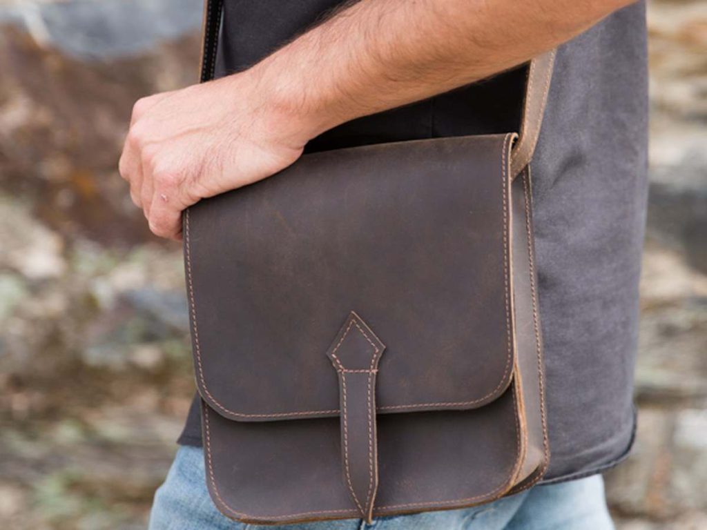 Sacoche en cuir pour homme portée en bandoulière